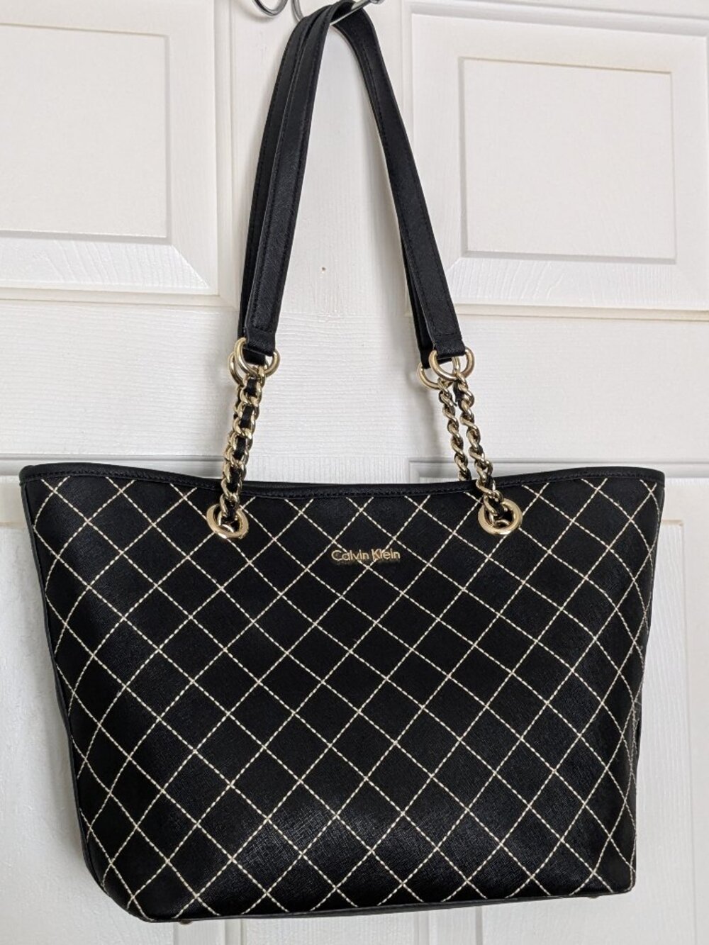 Calvin Klein Women's Shoulder Bag Purse Black / White .